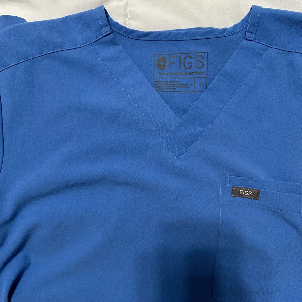 Ceil Blue Scrub Top — size: small